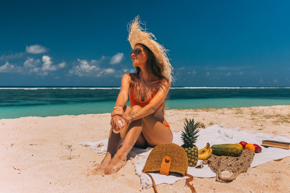 Žena s plažnom torbom na suncu, ljetna atmosfera na moru